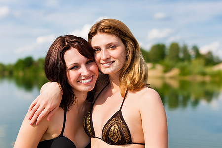 两个快乐的女人 夏天在湖边玩得开心自由喜悦天空休息游泳衣青春期倾斜女性假期海滩图片