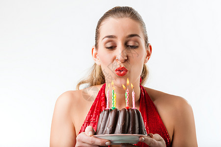 妇女用蛋糕和蜡烛庆祝生日纪念日庆典乐趣派对幸福愿望周年展示喜悦礼物图片