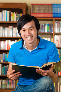 图书馆阅读书中的学生文章知识文学研讨会大学学习男人成人男生图书图片