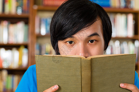 图书馆阅读书中的学生文章考试知识男生家庭作业成人男性文学男人阅览室图片