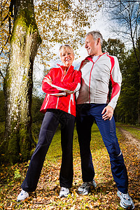 记者：多特希望续约阿德耶米和施洛特贝克，合同或植入解约金条款