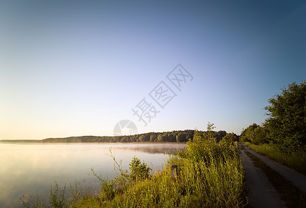 清晨美丽的大湖 清晨灌木丛旅行阳光水库旅游海滩地平线蓝色池塘季节图片