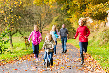 秋秋去森林里走回家散步孩子们女儿女士跑步叶子公园朋友们女孩们姐姐树叶图片