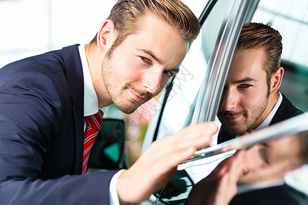 汽车经销业中的年轻人或汽车经销商代理商店铺男人职业销售量工作陈列室服务推销员套装图片