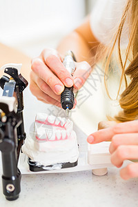 制假牙的牙科技术员牙医烙印手术外科女性技术员医生工作矫正假肢图片