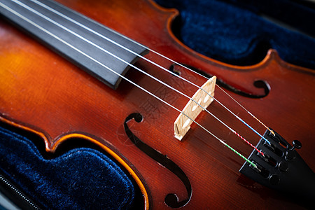 黑色背景的交响小提琴贴近音响小提琴小提琴家音乐会中提琴交响乐木头音乐乐队黑暗乐器音乐家图片