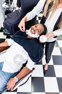 理发店有剃须霜的客户刮胡子奶油女士店铺剃须肥皂顾客剃刀刷子胡须图片