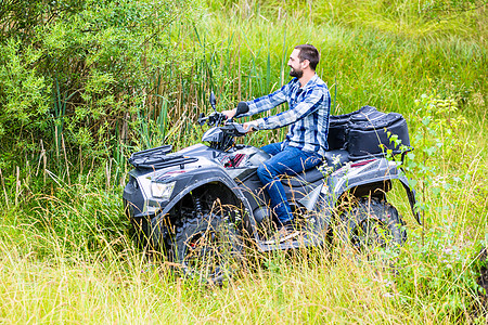 男子驾驶四轮自行车或ATV越野车娱乐运动发动机赛车车辆冒险闲暇活动男性场地图片