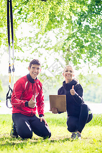 在述职时配有个人训练员的男子训练夫妻活动吊带悬吊训练器私人教练弹力训练师图片