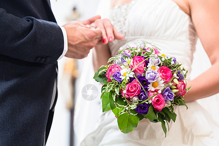 结婚时 在新娘手指上用木棍滑环婚姻丈夫推杆裙子教会白色戒指花朵快乐花束图片
