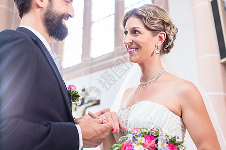 结婚时 在新娘手指上用木棍滑环仪式白色裙子花朵玫瑰夫妻婚姻戒指丈夫婚纱图片