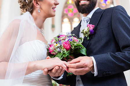 结婚时 在新娘手指上用木棍滑环妻子女士男人裙子婚姻推杆白色戒指新郎仪式图片