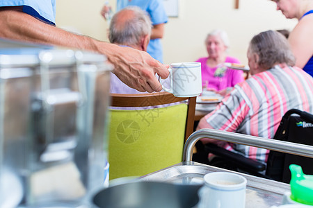 老年护理在疗养院供餐的护士小酒馆退休轮椅男人人士咖啡厨房服务老年祖母背景