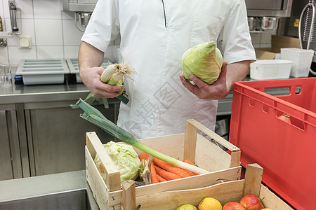 厨师检查送食物到餐厅厨房的食品供应情况图片