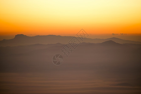 满天乌云的泰国风景照耀着美丽的景色天空季节旅行乡村阳光薄雾爬坡绿色阴霾森林图片