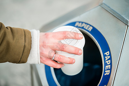 妇女利用垃圾处理容器丢弃咖啡杯使用废物分离集装箱扔弃咖啡杯平台火车站垃圾桶城市女性塑料垃圾分类图片