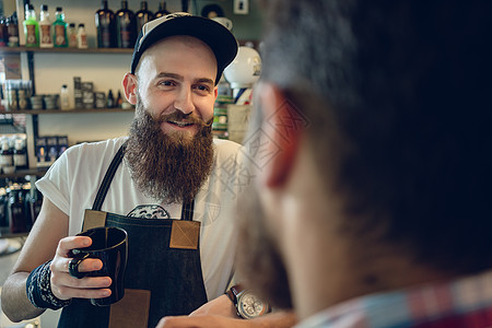 专心致志的发型师 与他的顾客和朋友喝咖啡发型围裙剪发友谊咖啡潮人客户工作理发店造型师图片