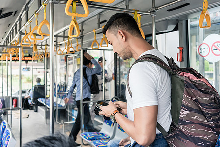 使用移动电话的年轻男性旅游者高清图片