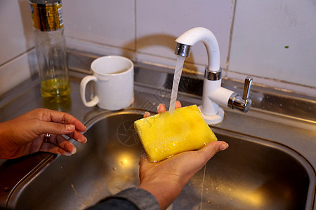 人们在厨房洗碗池中洗碗清洁工润滑脂洗涤剂海绵龙头卫生餐具家务肥皂细菌图片