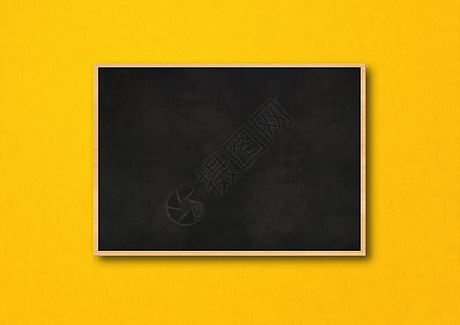 黄色背景上孤立的传统黑板图片