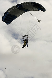 意大利岛的降落伞兵空气航班活动行动旅行伞兵天空高度肾上腺素运动图片