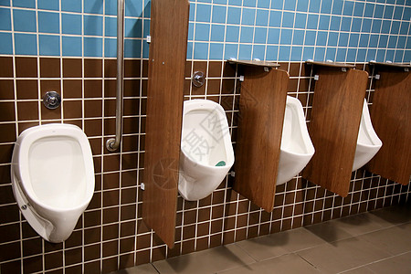 机场厕所地区的小便池图片