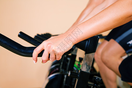 健身房的旋转机器训练运动俱乐部纺纱数字力量身体踏板自行车图片