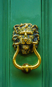 以狮子头形的黄铜敲门 漂亮的入屋入口 很美丽金子历史青铜雕塑橡木旅行门把手古董木头门铃图片