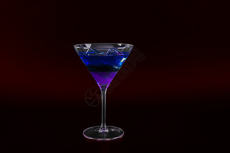 鸡尾酒杯中多彩多彩的饮料 加冰块 夏季饮料背景柠檬蓝色水果黑色奇异果派对酒吧蓝橙玻璃图片