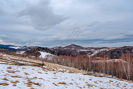罗马尼亚山区美丽的冬季景观 Fantanele 村地区 锡比乌县 Cindrel 山脉 罗马尼亚全景旅行天空高度房子橙子村庄森林图片