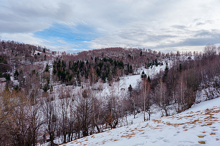 罗马尼亚山区美丽的冬季景观 Fantanele 村地区 锡比乌县 Cindrel 山脉 罗马尼亚村庄蓝色旅游爬坡道房子旅行全景橙图片