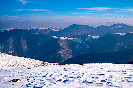 罗马尼亚帕蒂尼斯市Cindrel山 白太阳在冬山上下雪全景阴霾天空旅行蓝色滑雪脚印羊圈阳光太阳图片