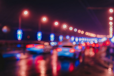 汽车和灯笼的闪亮灯光照耀着夜间城市湿沥青头灯景观路灯场景反射背景交通街道耀斑运动图片