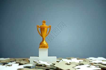 站在白色 podiu 上的金色奖杯庆典运动竞赛青铜荣誉比赛杯子报酬锦标赛勋章图片