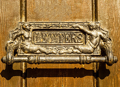 门上的旧信箱 传统送信给房子的传统方式 旧邮箱装饰木头建筑学风格雕塑旅行古董历史框架金子图片