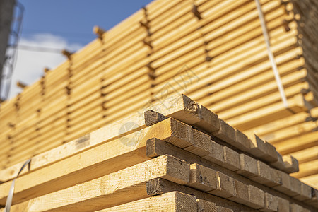 在锯木厂存放成堆的木板 木板堆放在木工车间 木材的锯切干燥和销售 用于家具生产 建筑的松木 木材业商业烘干铺板加工工作出口材料贮图片