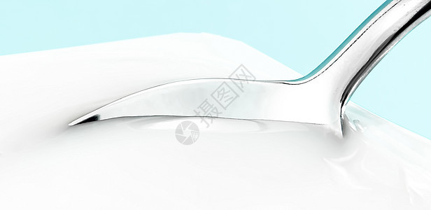 薄荷底面的酸果杯和银勺子 含酸奶霜的白色塑料容器 用于健康饮食和营养平衡的新鲜奶制品早餐茶点杯子乳糖食物饮食生物牛奶奶油营养图片