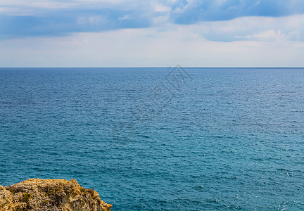 海上高悬崖顶 夏季海底背景 许多喷涌的波浪和石头旅游风暴海浪悬崖全景娱乐海洋蓝天蓝色绿水图片