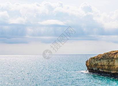 海上高悬崖顶 夏季海底背景 许多喷涌的波浪和石头蓝色娱乐风暴风景海浪旅行场景绿水悬崖蓝天图片