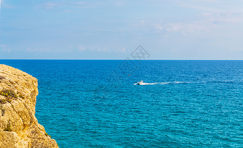 海上高悬崖顶 夏季海底背景 许多喷涌的波浪和石头耀斑海景绿水全景蓝天冲浪海洋天空场景边缘图片