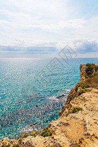 海上高悬崖顶 夏季海底背景 许多喷涌的波浪和石头边缘岩石风暴假期蓝色风景太阳反射海岸海浪图片