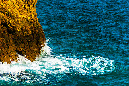 海上高悬崖顶 夏季海底背景 许多喷涌的波浪和石头岩石绿水海浪热带边缘场景蓝天旅行天空旅游图片