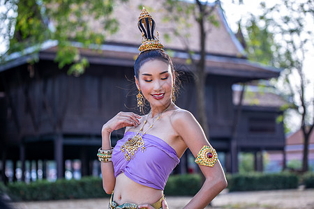 查乌舞者泰国或泰国服饰亚洲服装概念 年轻的泰国美女正在Ayutthaya的佛教寺庙中行走婚姻历史珠宝仪式女性戏服国籍传统项链魅力背景