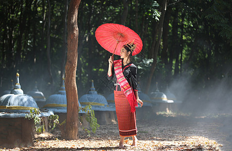 身着当地文化服装的美丽的泰籍女孩 在泰国大象村素林乡村丛林与大象共度时间 Thai微笑裙子快乐成人女性传统家庭动物旅行戏服图片