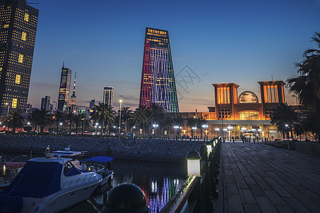 科威特市晚上的天线城市蓝色摩天大楼港口街道日落天空首都海鲜建筑图片