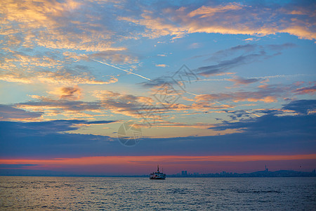 Bosphorus的日落 一艘船舶正在水中航行船运太阳反射海景血管橙子天空热带海浪蓝色图片
