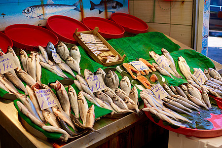 伊斯坦布尔海滨的街边小摊上放着新鲜的鱼 街边市场的新鲜海鲜团体店铺食物产品展示鳟鱼营养美食钓鱼销售图片