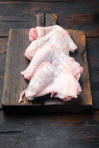 鸡翅 木板上的鸡翼 旧黑木桌背景的鸡翅膀图片