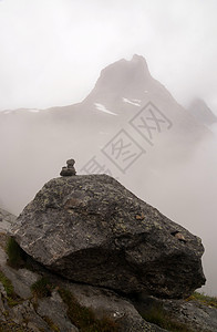 Trollstigen山路上的岩石堆图片