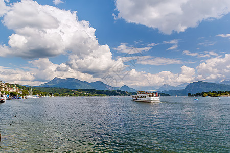 瑞士卢塞恩湖游客假期蓝色旅行天空旅游晴天全景风景高山图片